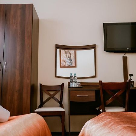 Hotel Domino Niemodlin Экстерьер фото