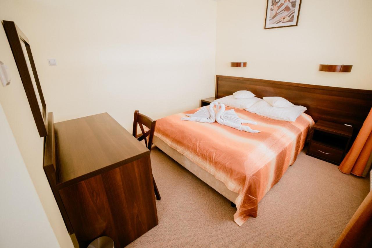 Hotel Domino Niemodlin Экстерьер фото