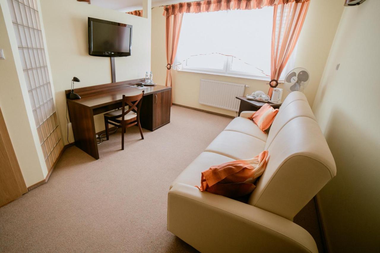 Hotel Domino Niemodlin Экстерьер фото