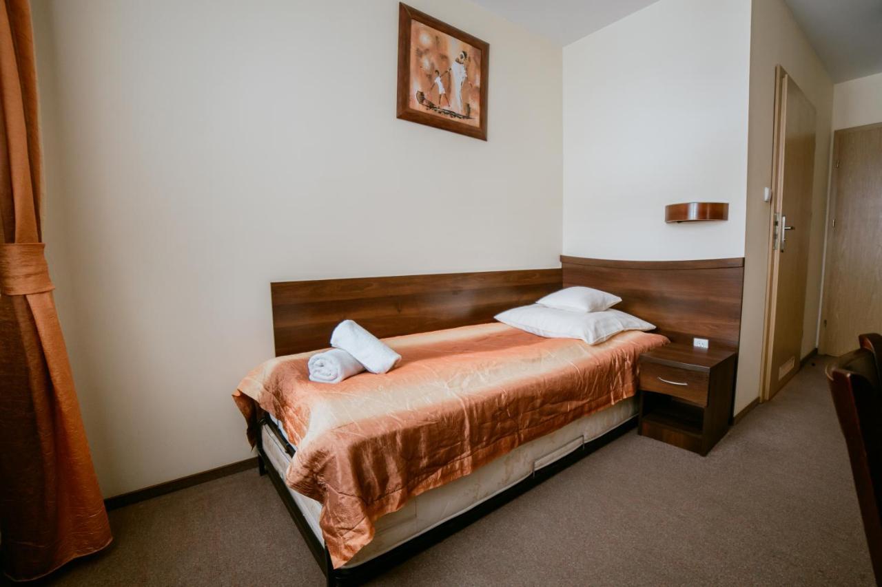 Hotel Domino Niemodlin Экстерьер фото