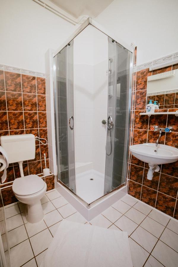 Hotel Domino Niemodlin Экстерьер фото