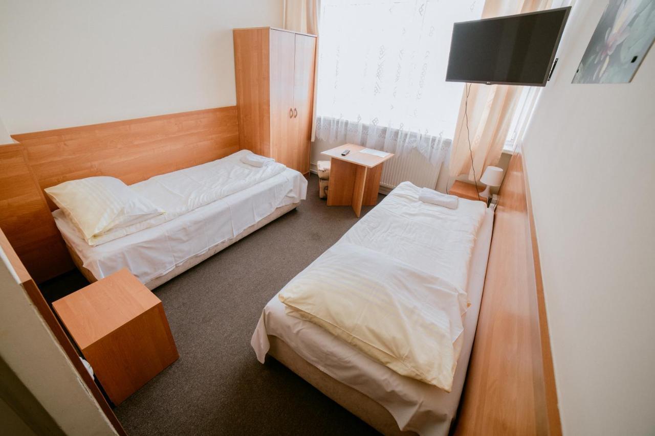 Hotel Domino Niemodlin Экстерьер фото