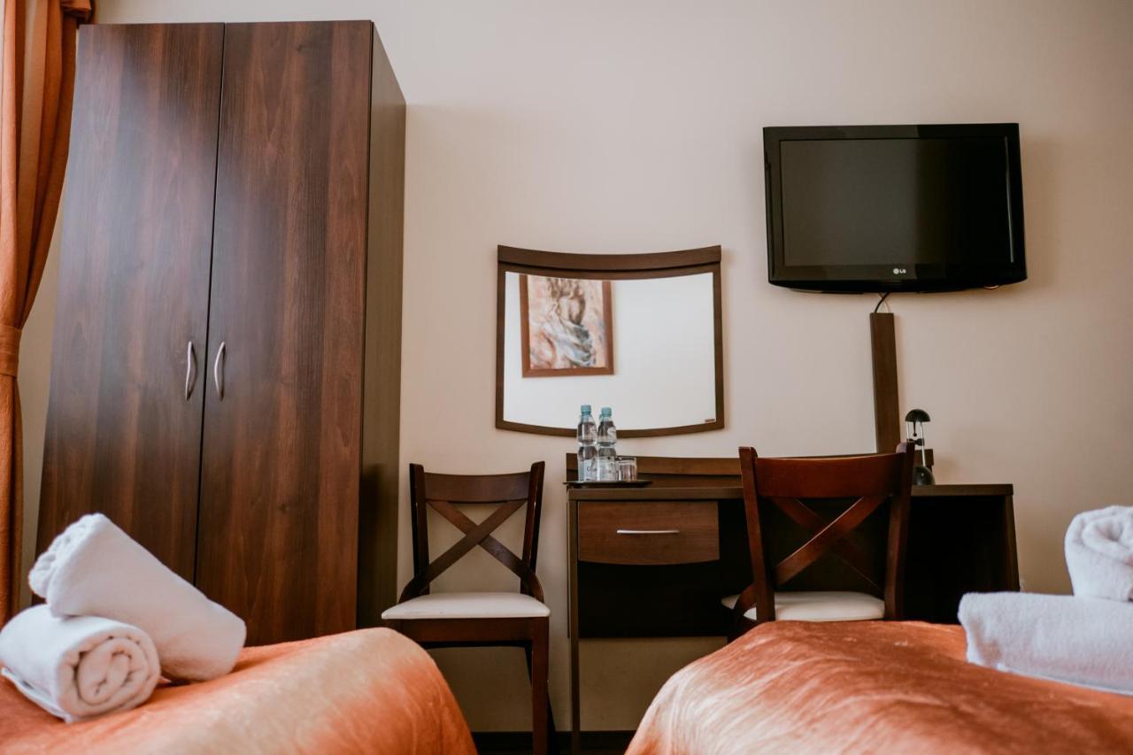 Hotel Domino Niemodlin Экстерьер фото