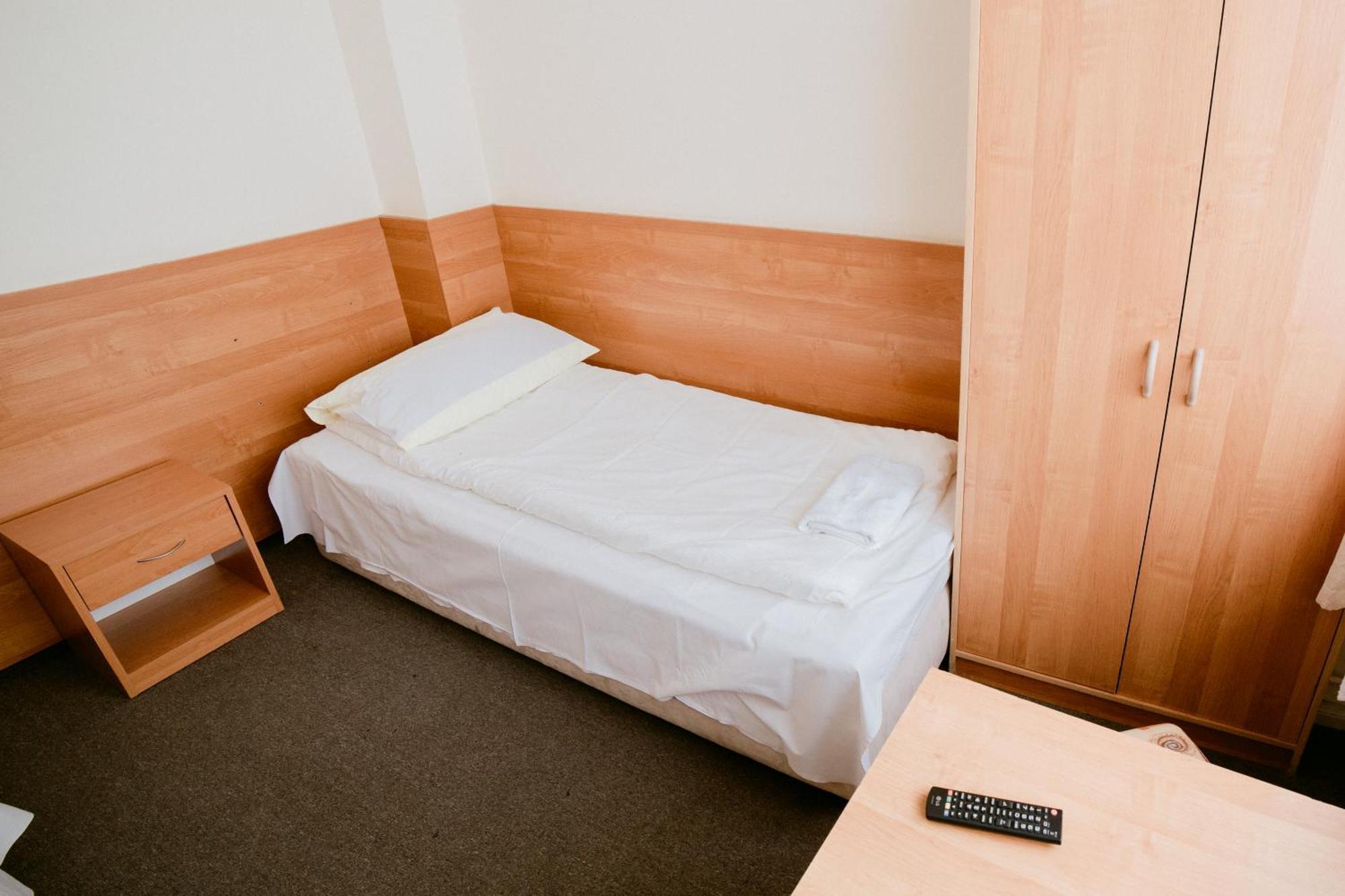 Hotel Domino Niemodlin Экстерьер фото